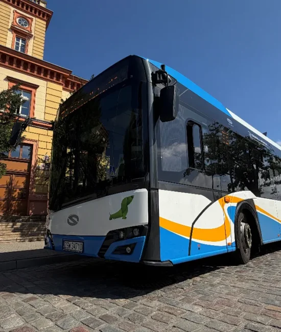 Autobus komunikacji miejskiej — zdjęcie ilustracyjne