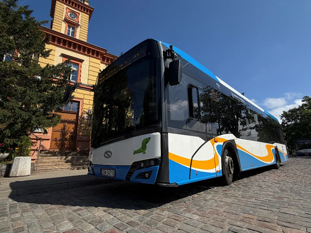 Autobus komunikacji miejskiej — zdjęcie ilustracyjne