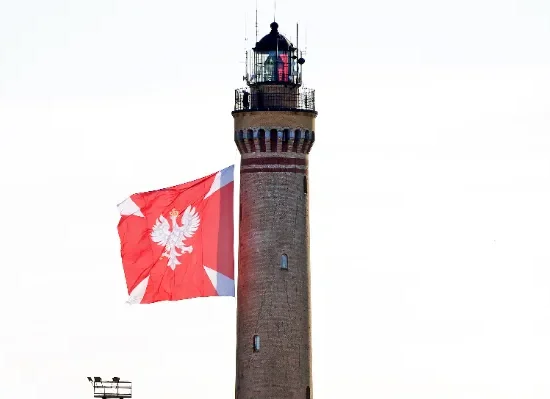 Latarnia morska z chorągwią Wojska Polskiego