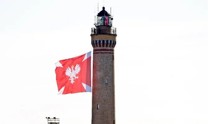 Latarnia morska z chorągwią Wojska Polskiego