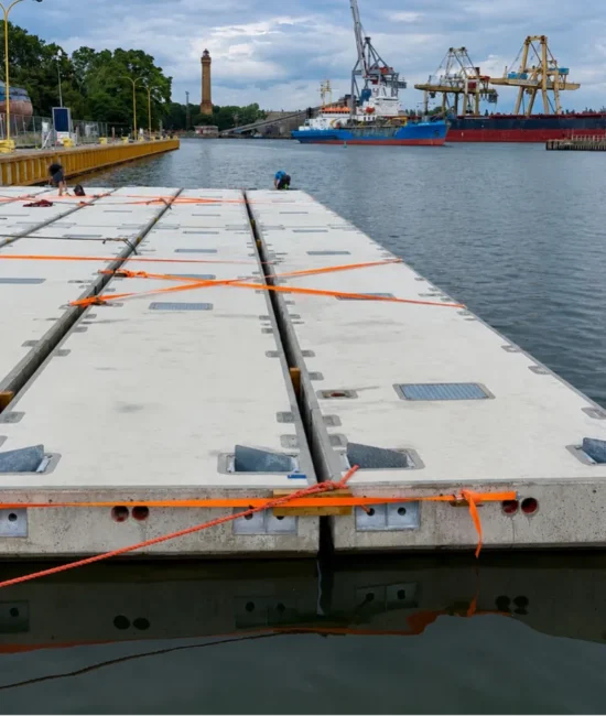 Nowe elementy pomostów w marinie