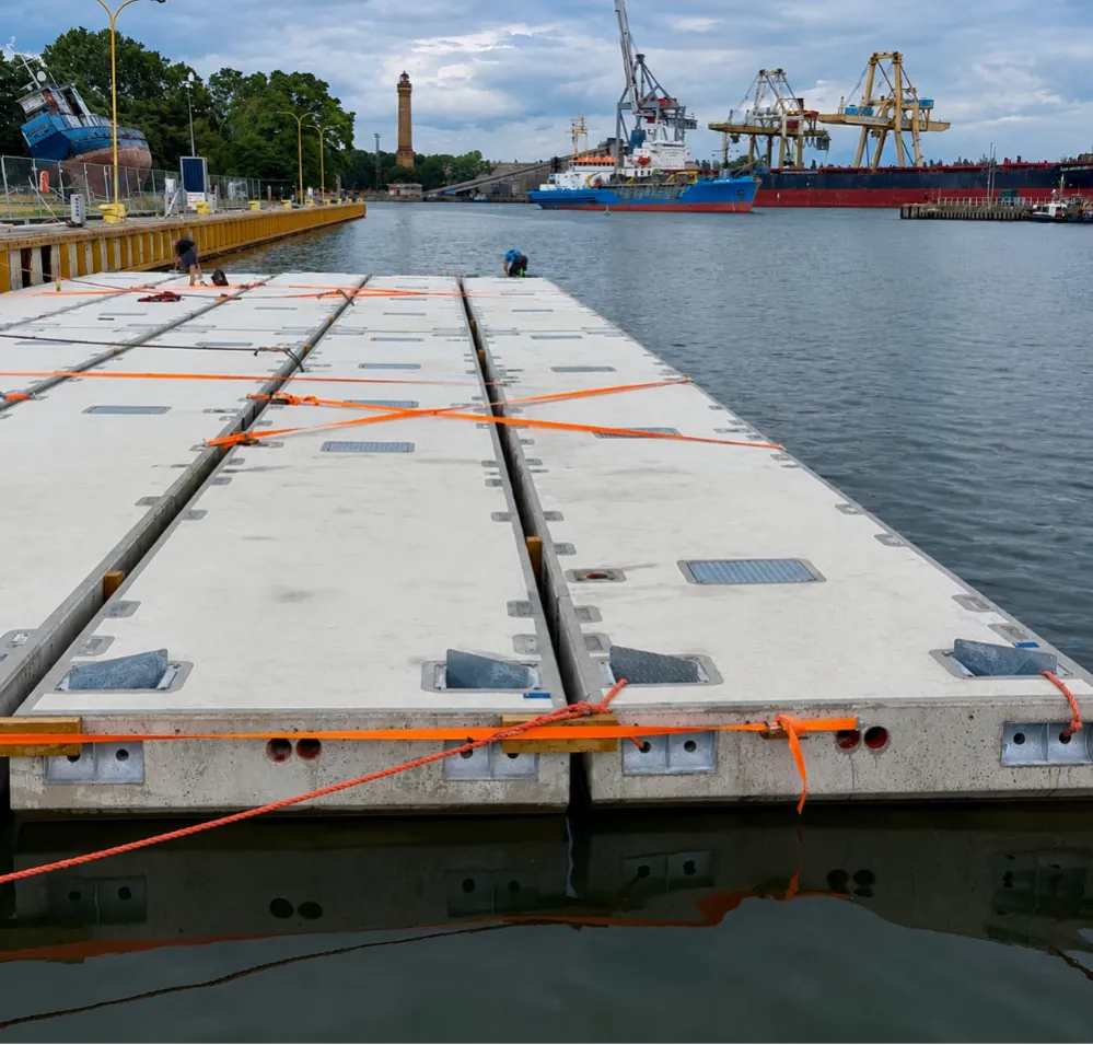 Nowe elementy pomostów w marinie