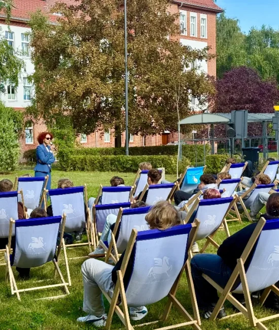 Spotkanie młodzieży przed urzędem miasta