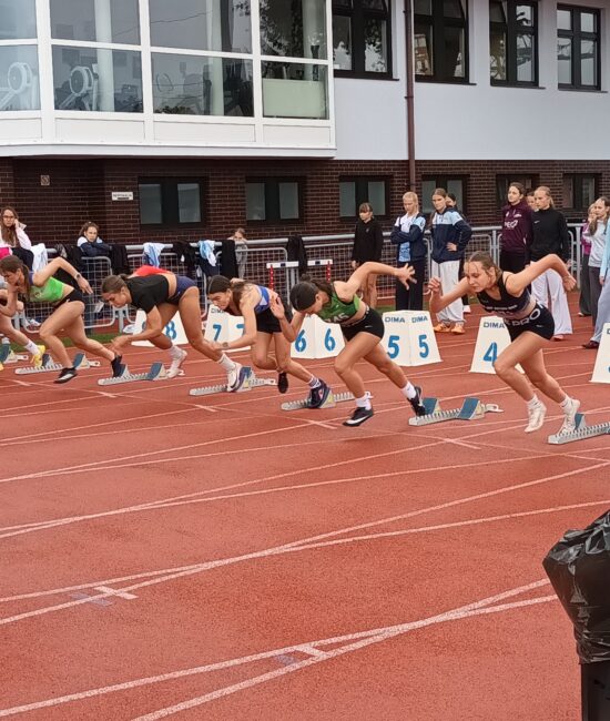 Zawodniczki na bieżni podczas zawodów lekkoatletycznych