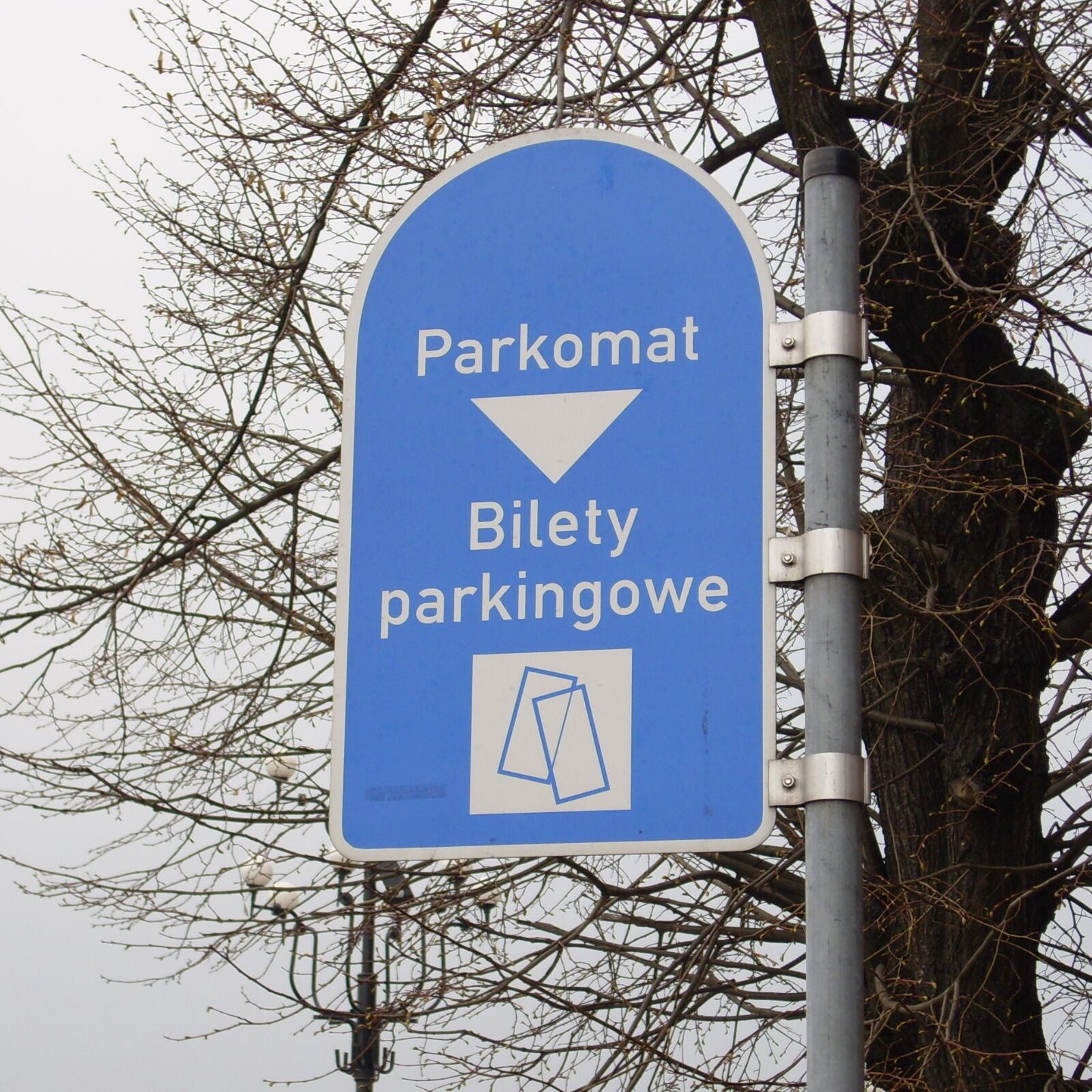 Oznaczenie parkomatu z napisem Bilety parkingowe.