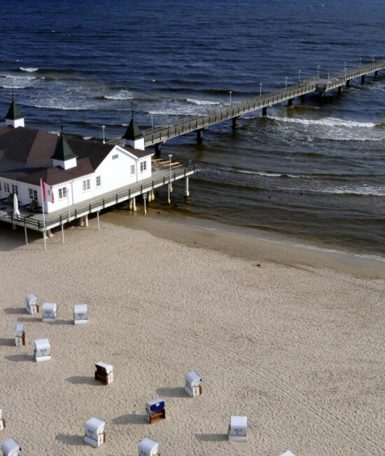 Widok na molo i plażę w Ahlbeck.