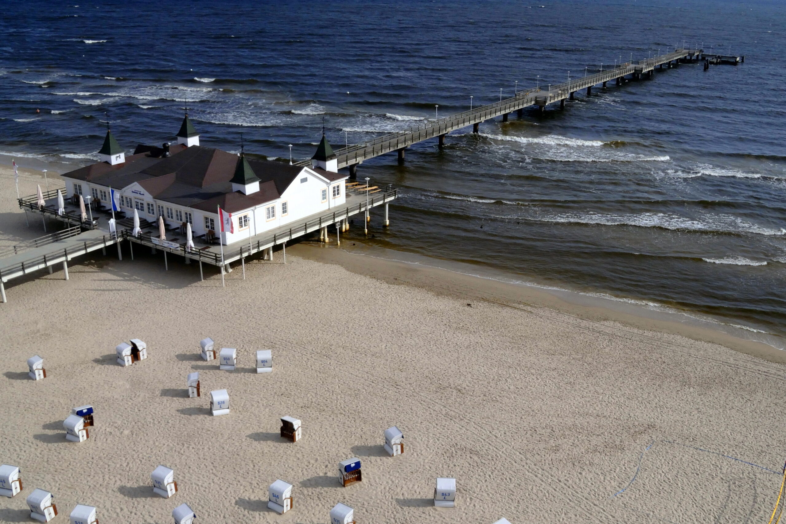 Widok na molo i plażę w Ahlbeck.