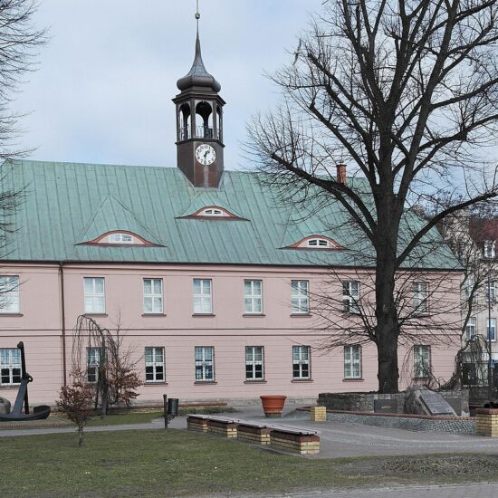Dawny ratusz przy placu Rybaka, siedziba Muzeum Rybołówstwa Morskiego.