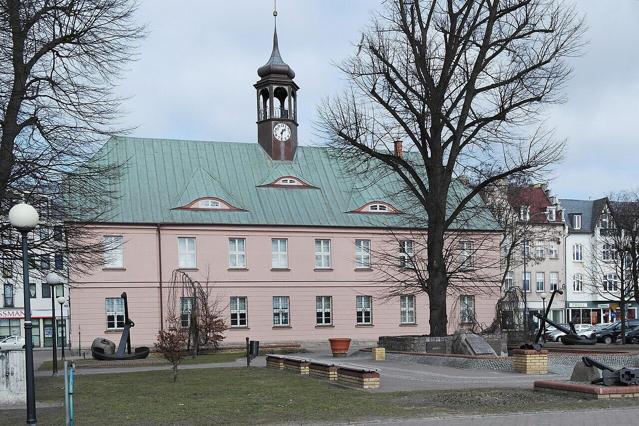Dawny ratusz przy placu Rybaka, siedziba Muzeum Rybołówstwa Morskiego.